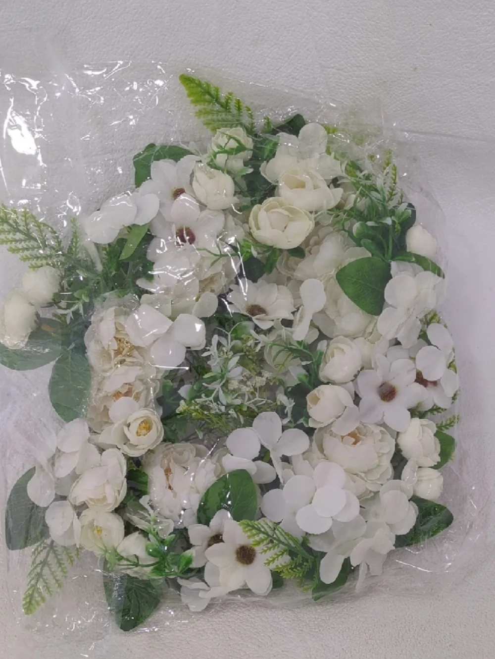 White Floral Wreath Home Accent Plastic 9
